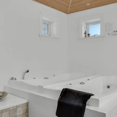 Eikka - 1km From The Sea By Interhome